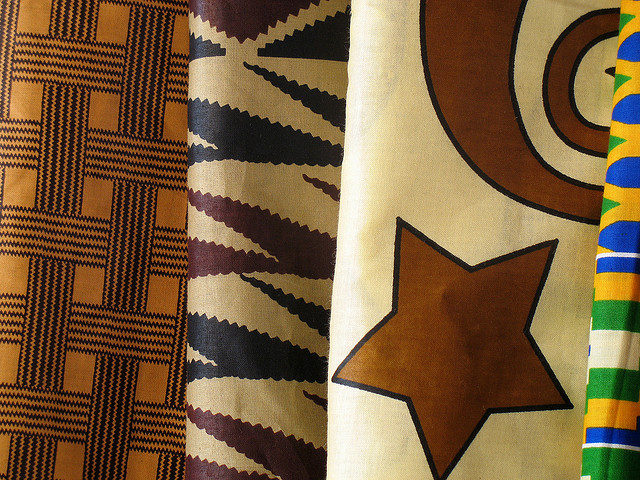 展出四种有图案的非洲纺织品