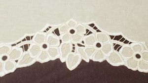 白色花卉雕刻的图片