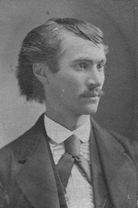 詹姆斯·牛顿·马修斯，1872年首次进入大学