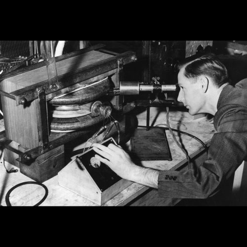 唐纳德·克斯特，物理学教授，大约1946年，他正在研究电子加速器。