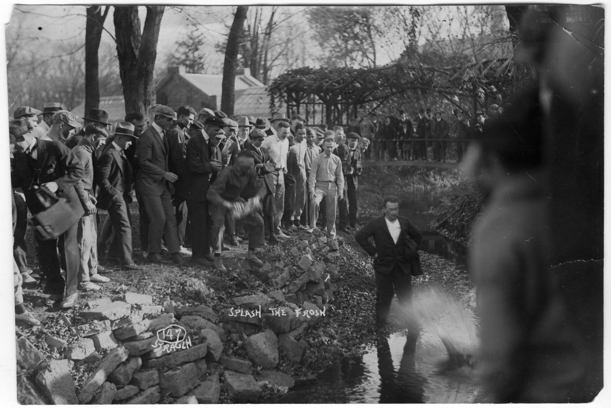 约1万博体育maxbetx910-1915年，伊利诺斯大学的一名新生作为班级竞争活动的一部分被扔进了墓地溪