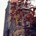 秋天的奥尔特盖尔德大厅钟楼