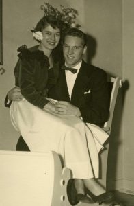 保罗和戴安在Kappa Alpha Theta House的圣诞舞会上，1950年