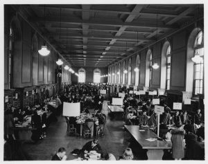 学生在图书馆登记,1938年