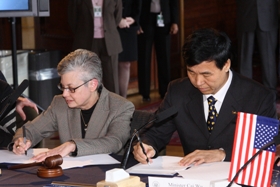 宝拉·考夫曼教授和詹福瑞博士签署协议，建立中美图书馆员之间的合作和文化交流。